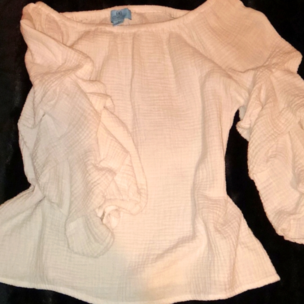 CeCe Small Ruffled sleeve blouse
